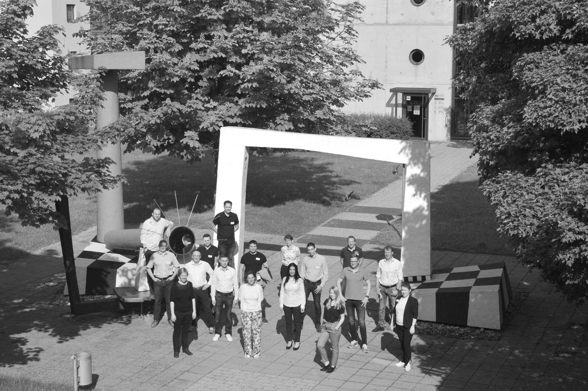 Teilnehmer des Onboarding Project Camps Menschen stehen im Park