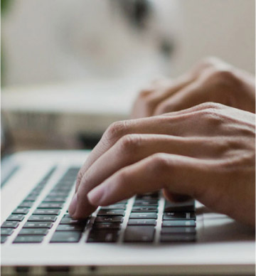 Digitale Prozesse für mehr Effizienz Hände auf Tastatur