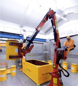 Die Plattform Nuclear Waste Logistics vernetzt alle Interessengruppen in Echtzeit Mann bewegt Fässer mit einem Kran