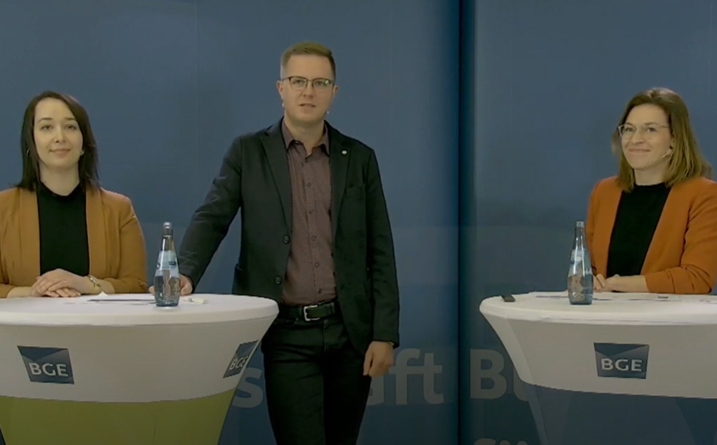 NWL Verantstaltung 09.12.2022 Menschen auf der Bühne