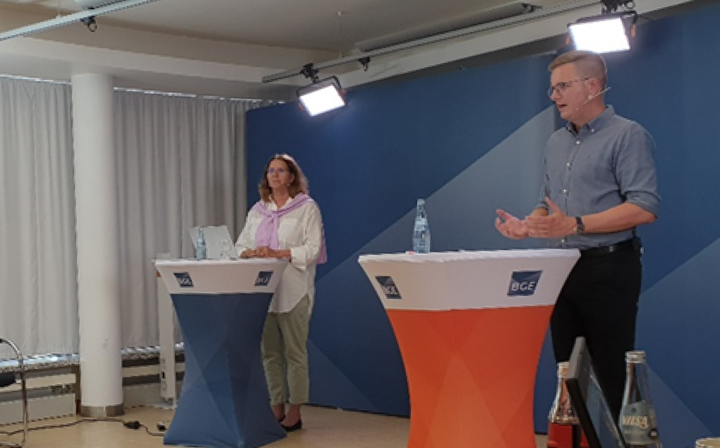 NWL Verantstaltung 15.Mai 2022 Menschen auf der Bühne